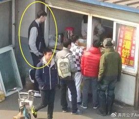 kaiyun体育-这都能赚钱！周琦接鸡蛋灌饼广告获3.6万点赞，球迷：互联网天才