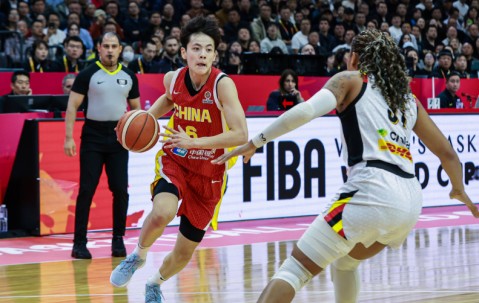 kaiyun体育-女篮队长杨舒予10中3：仅7+3+4+2+1 下半场4中0遭冻结